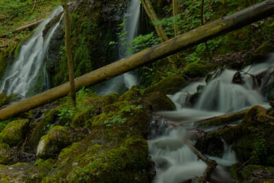 Drohnenflugaufnahme in einer unberührten Natur mit Wasserfall